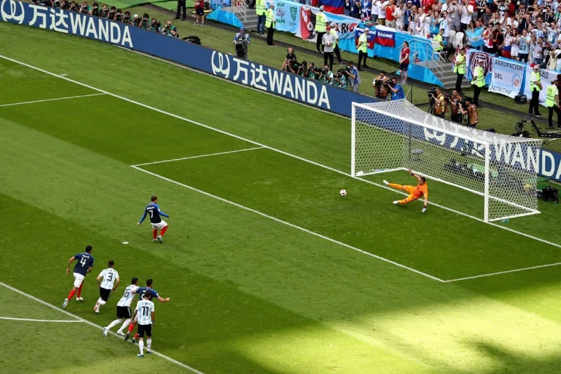 Penalty là hình thức đá phạt đền trên chấm 11 mét, 1 cầu thủ sẽ đối mặt trực tiếp với thủ môn của đội đối thủ